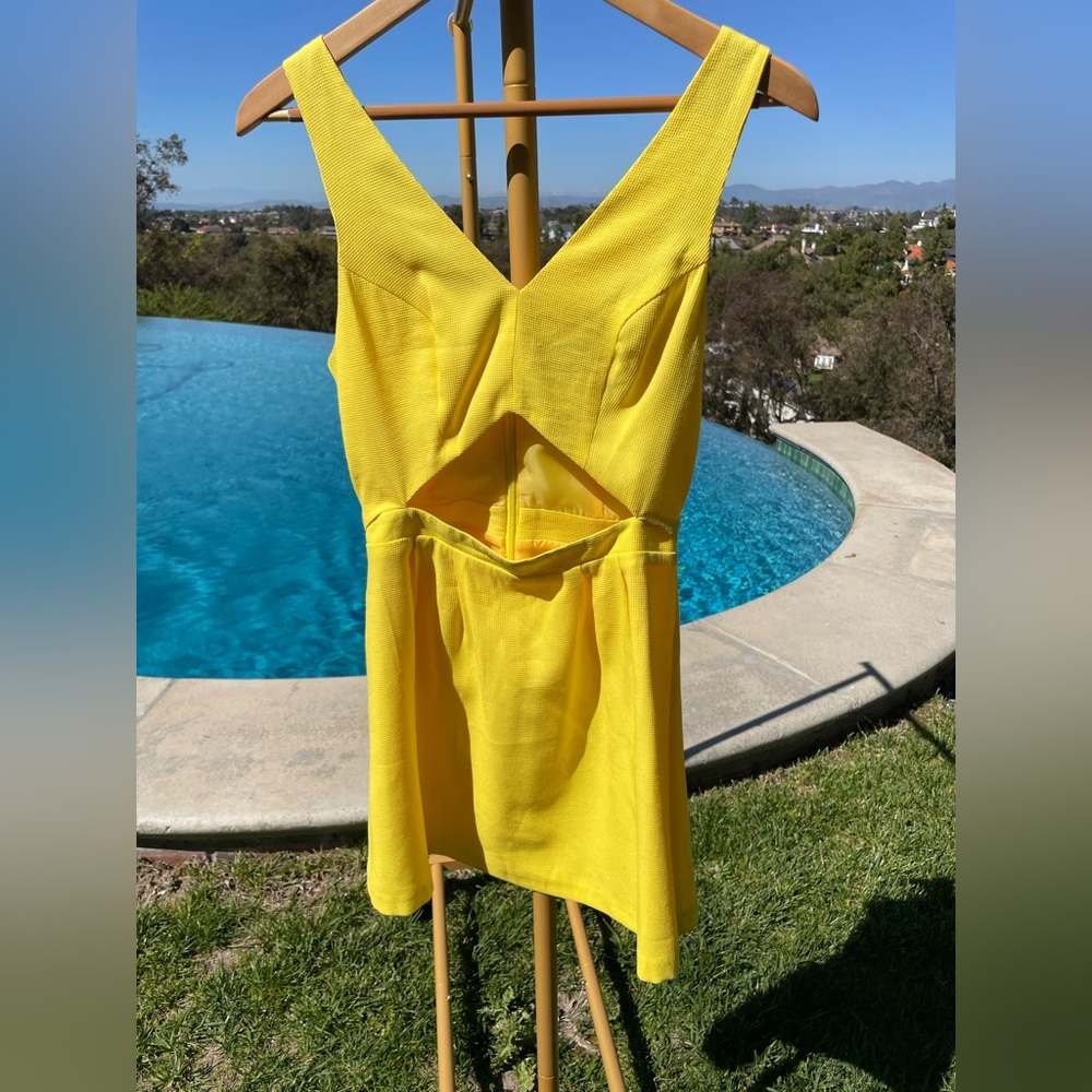 Yellow summer mini dress with front cut-out size 6